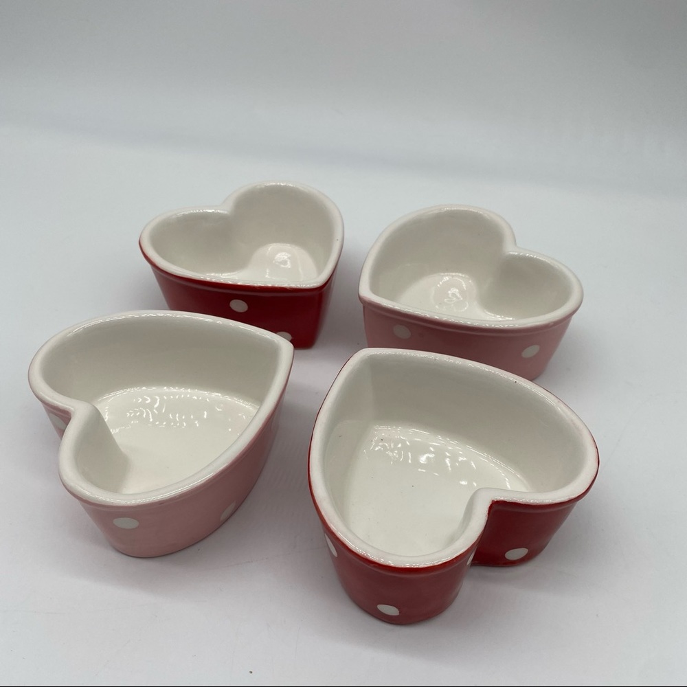 Set of 4 bowls heart shape in polka dots patterns New in Box